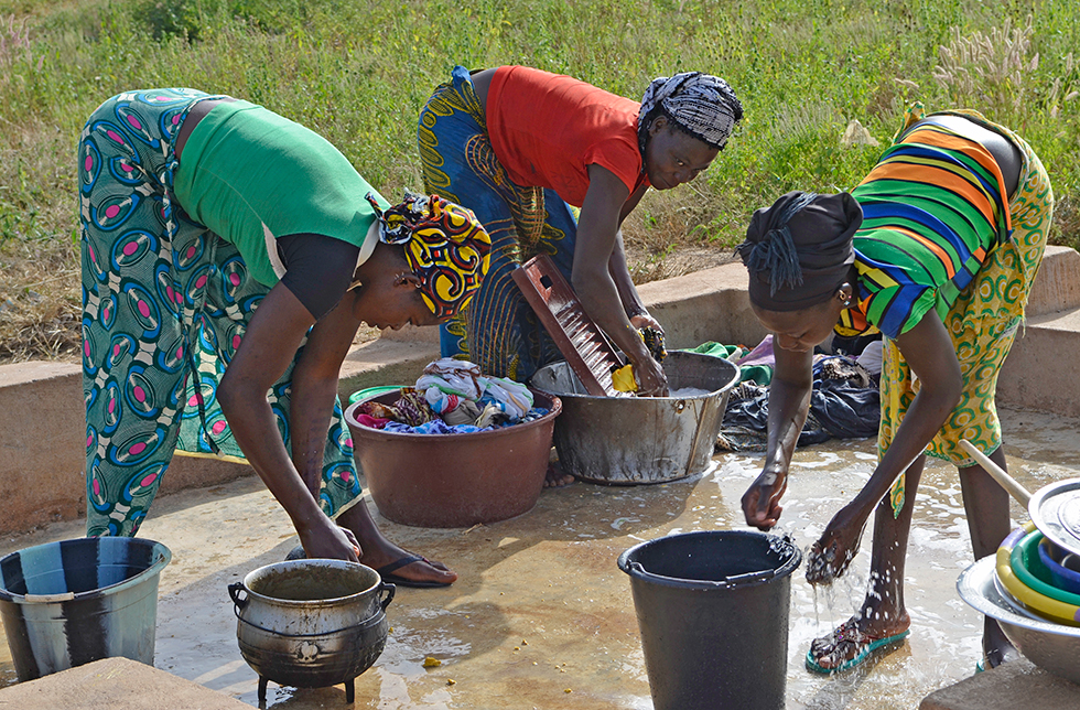 Frauen waschen die Wäsche in Diago, Mali