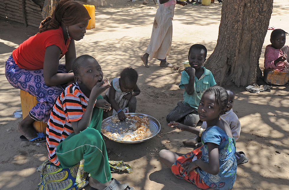 Eine Gruppe von Kindern isst ausgewogene Ernährung in Kardje Banguey-do, Niger