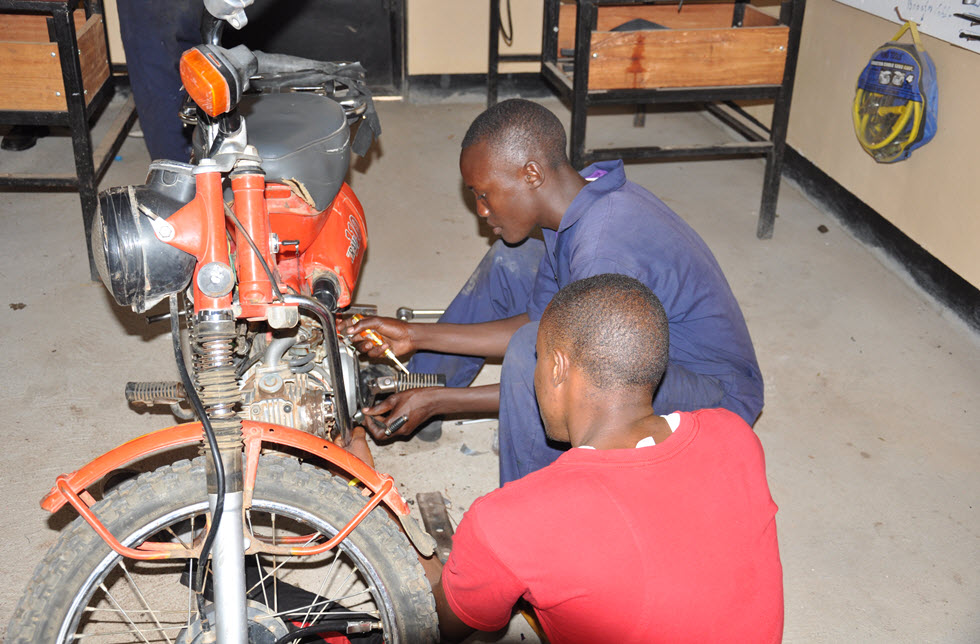 Jungedliche werden als Mechaniker ausgebildet in Ruvu Muungano, Tansania - World Vision Schweiz
