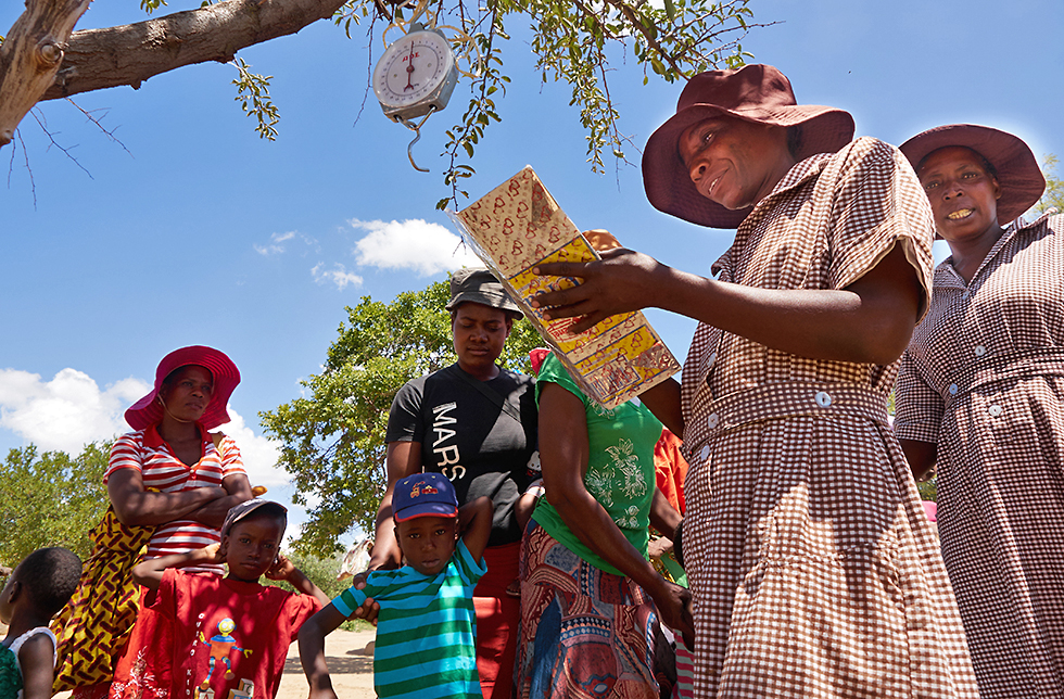 Gesundheitshelferinnen bauen in Matobo Kezi, Simbabwe, die Wiegestation auf. 