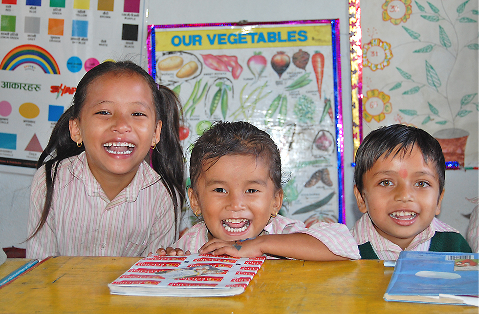 Schulkinder im Klassenzimmerin Lamjung, Nepal 