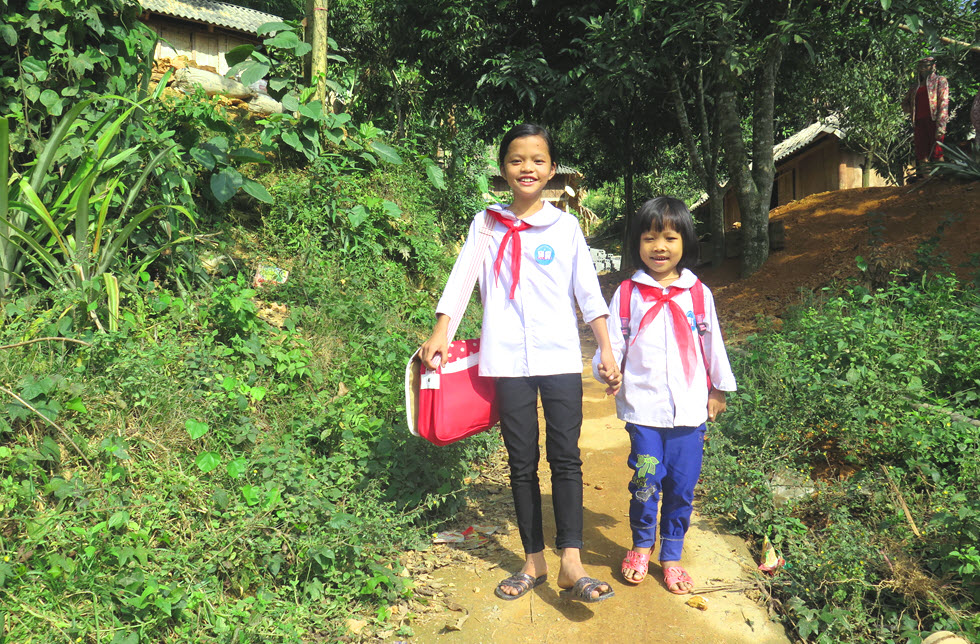 Zwei Mädchen auf dem Schulweg in Quan Hoa, Vietnam - World Vision Schweiz