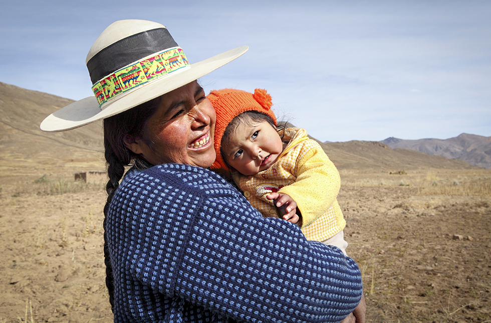 Eine Mutter verbringt Zeit mit ihrer Tochter in Layme Puraca, Bolivien