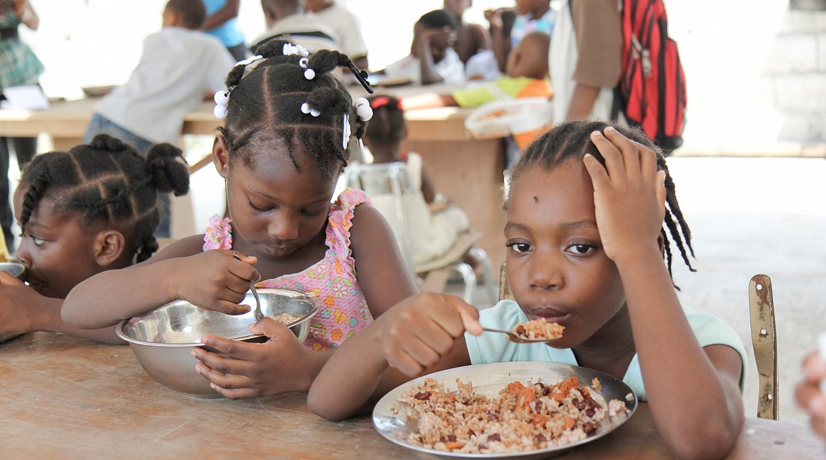Essen für Schüler in Haiti
