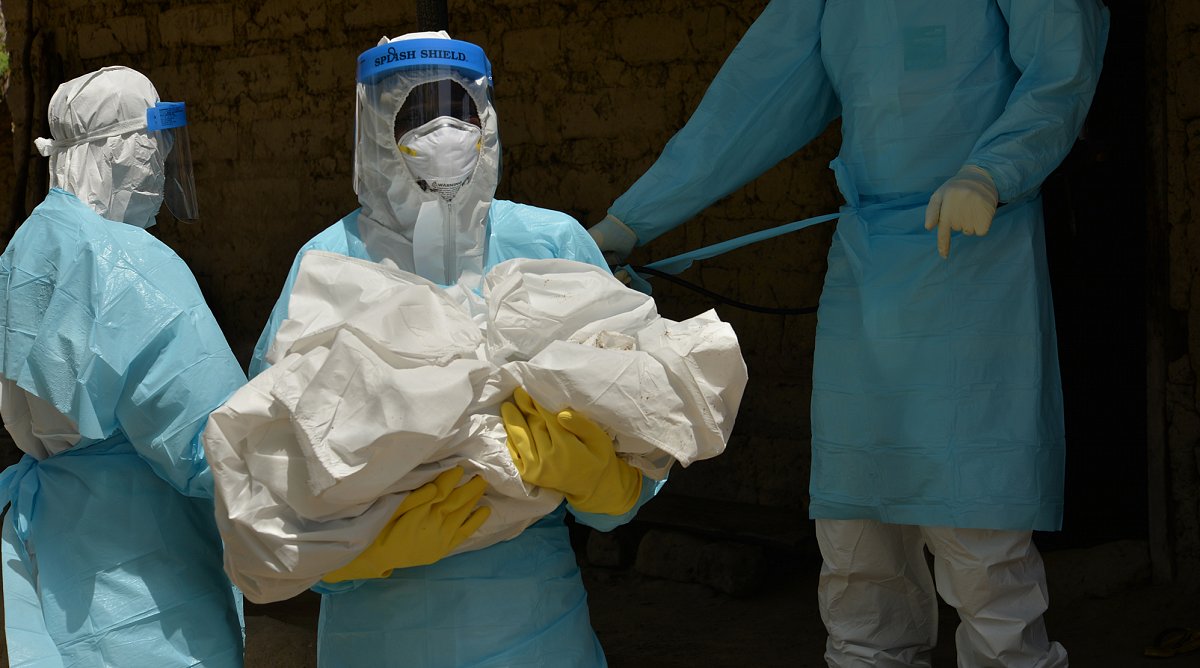 Frau hat Ebola überlebt und arbeitet jetzt in Bestattungs-Team mit