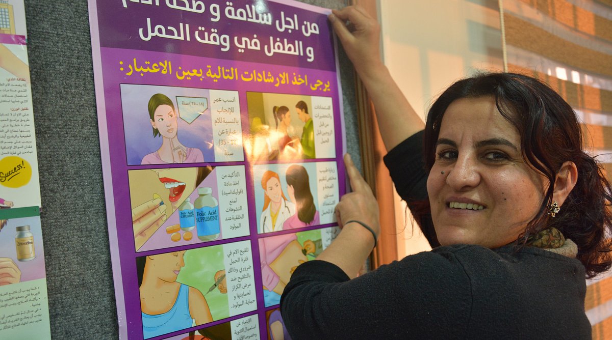 Frau im Irak hilft mit Kunst Traumata zu verarbeiten