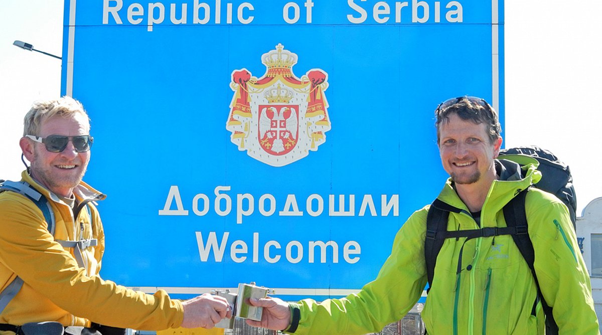 Simon Niggli und Christoph Obmascher an der Grenze zu Serbien