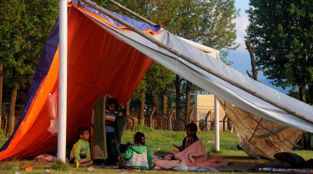 Viele Familien können oder wollen nicht in ihre Häuser zurück und leben darum in Notunterkünften wie Zelten.