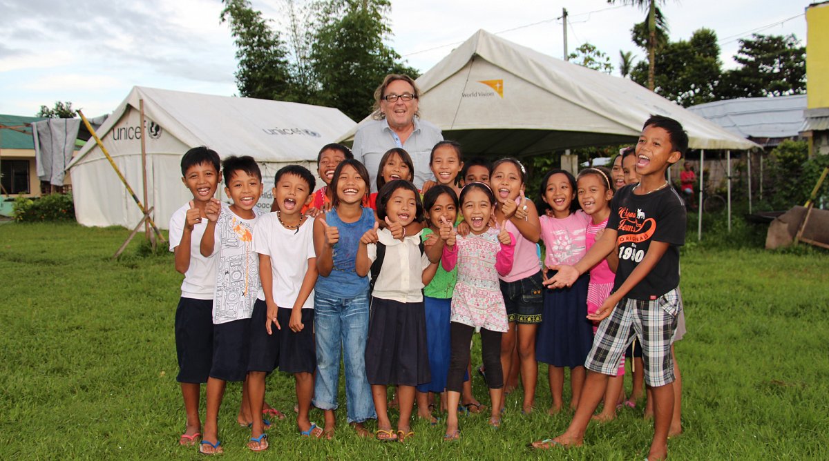 Schweizer Journalist Roland Falk und Kinder auf den Philippinen