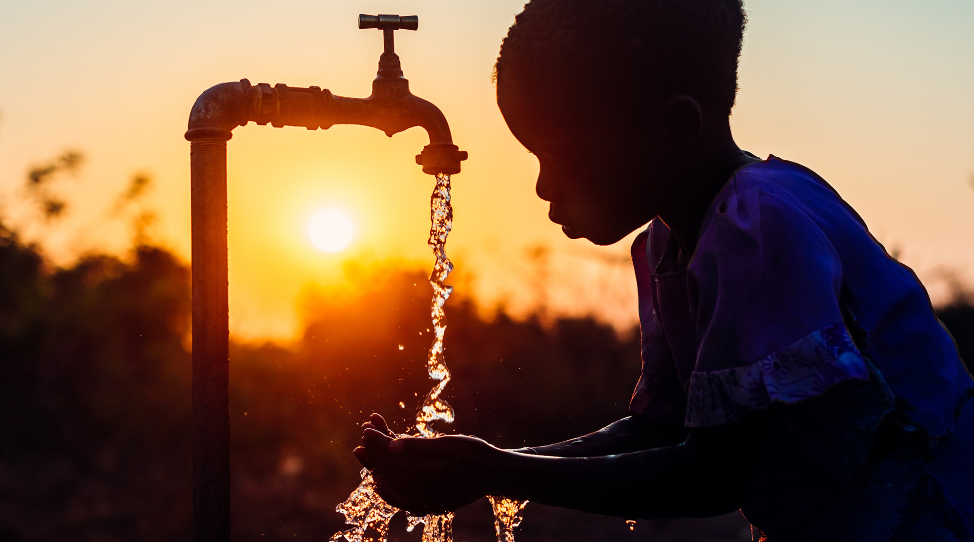Sonnenaufgang an einer Wasserstelle in Sambia