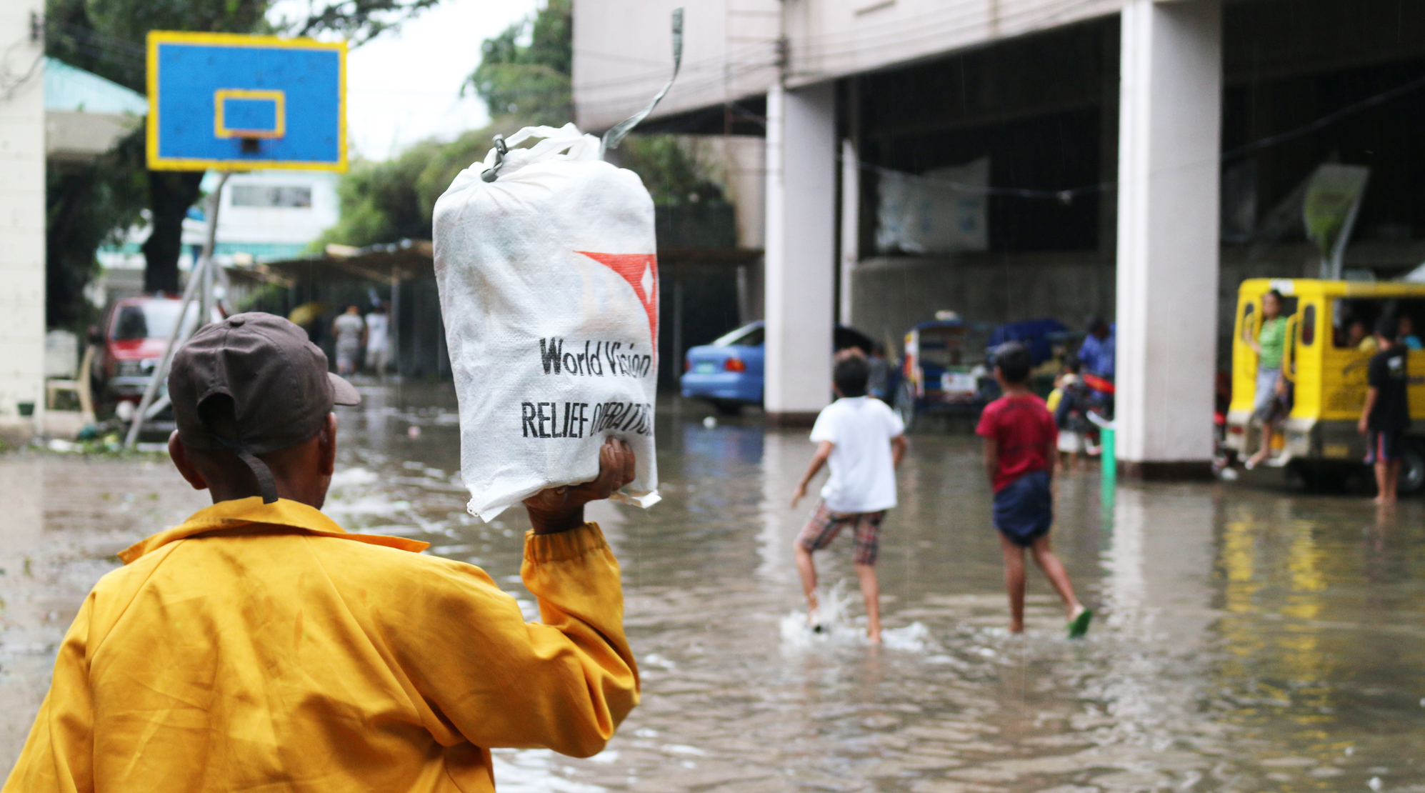 World Vision verteilt Nothilfe-Pakete auf den Philippinen