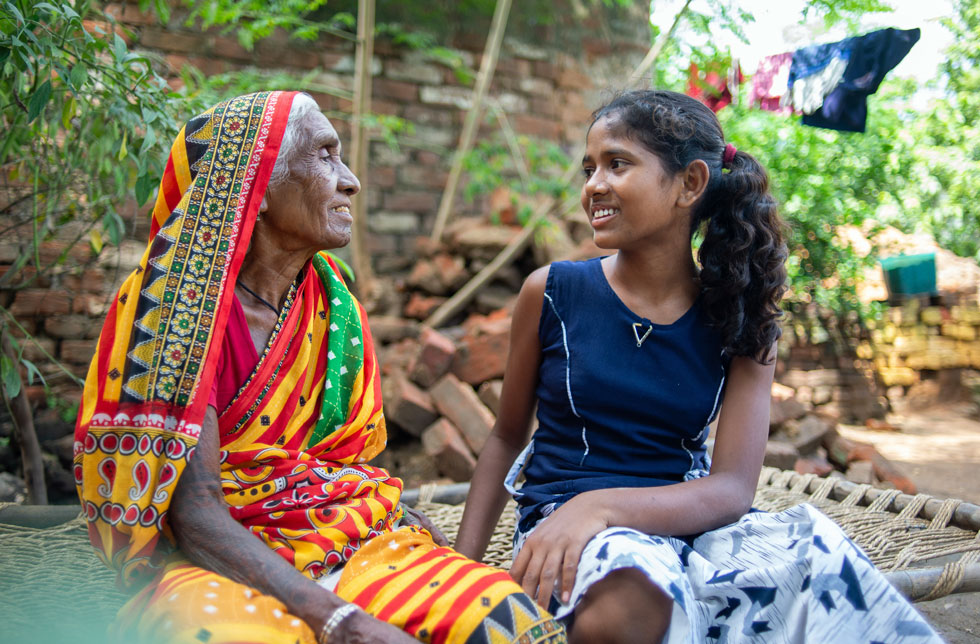 Indien: Eine indische Schülerin spricht mit ihrer Grossmutter.