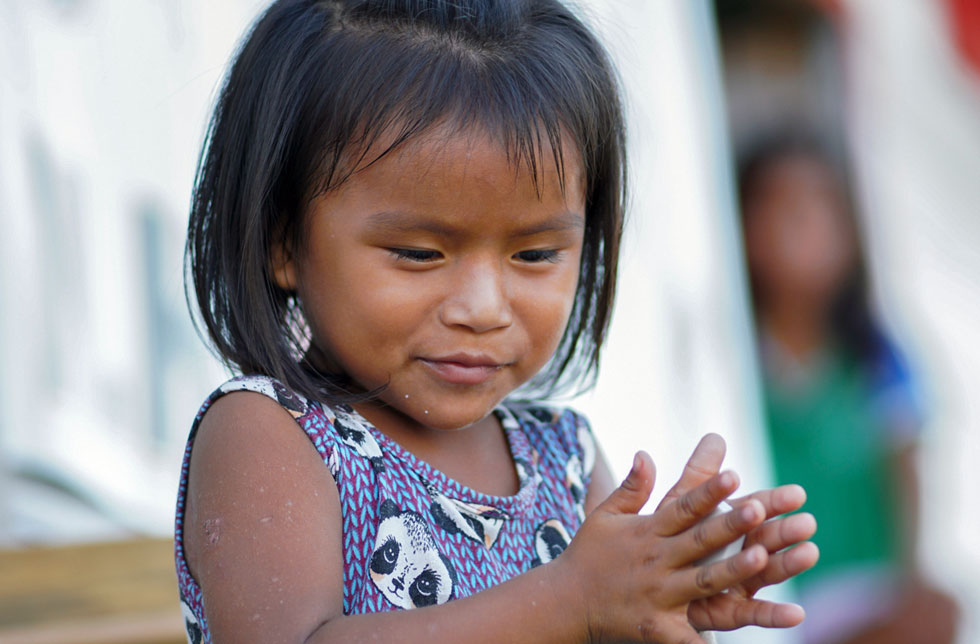 Brasilien: Ein Mädchen im Amazonas-Gebiet wäscht sich die Hände als Schutz vor dem Corona-Virus.