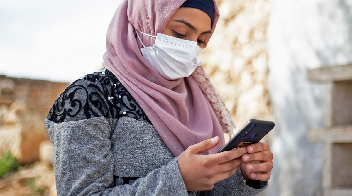 Syrien: Eine junge Frau beschäftigt sich mit ihrem Handy.