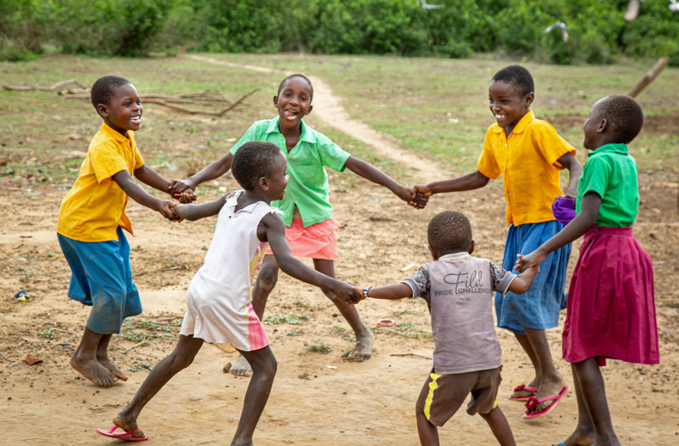 Kenia: Kinder tanzen Ringelreihen
