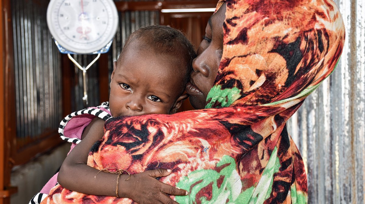 Sudan: Eine Mutter hält ihr Kind in den Armen.
