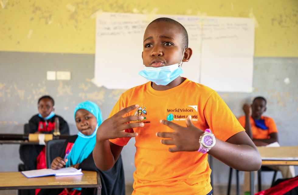 Uganda: Ein Junge spricht vor seiner Schulklasse