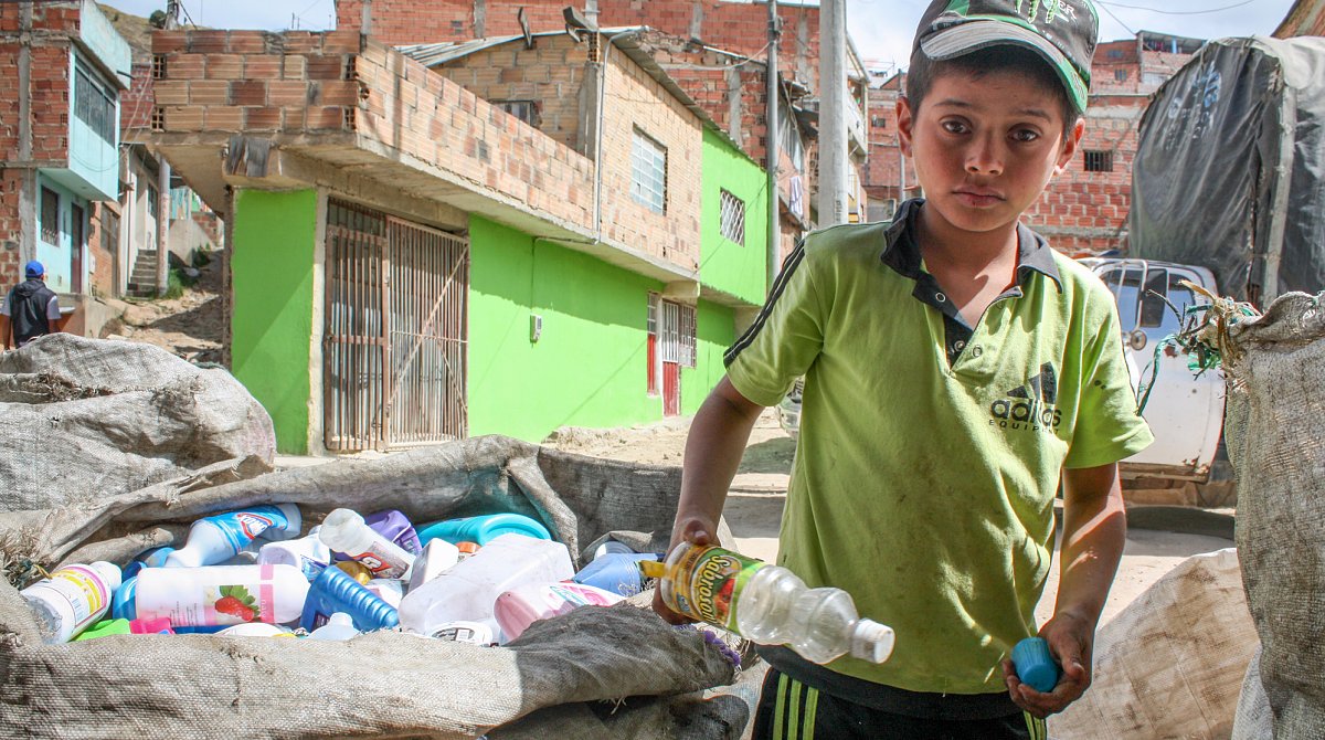 Honduras: Ein Junge sammelt Müll ein, um damit Geld zu verdienen.