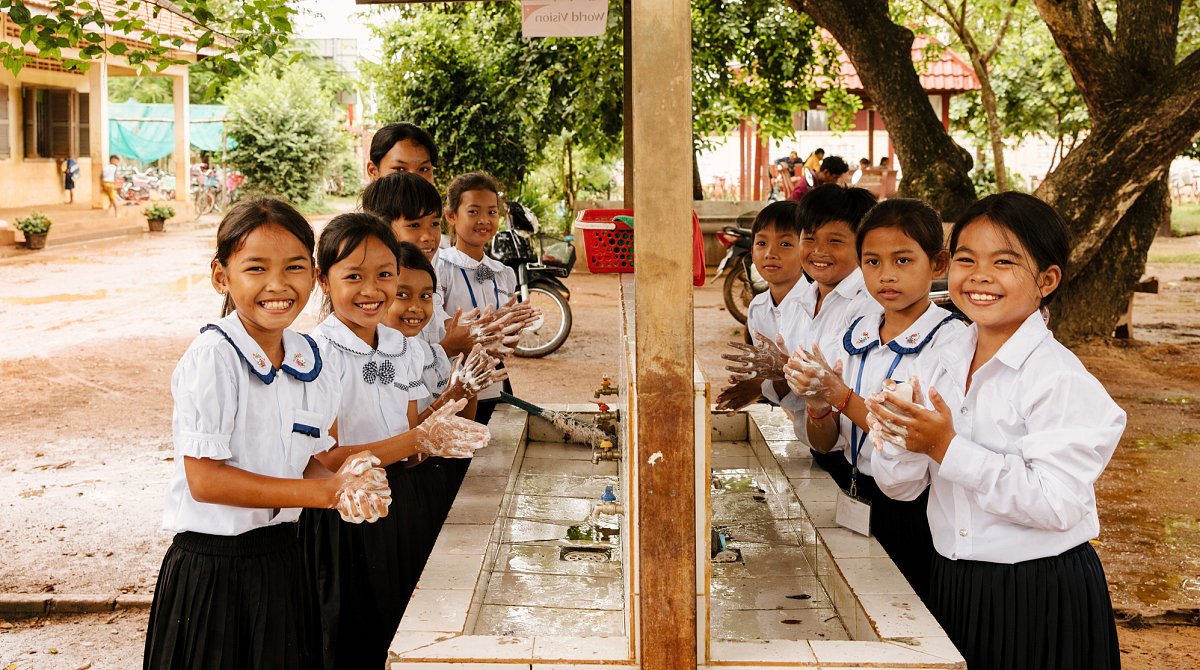 Kambodscha: Einige Schulkinder waschen sich an einer von World Vision eingerichteten Anlage im Schulhof die Hände.