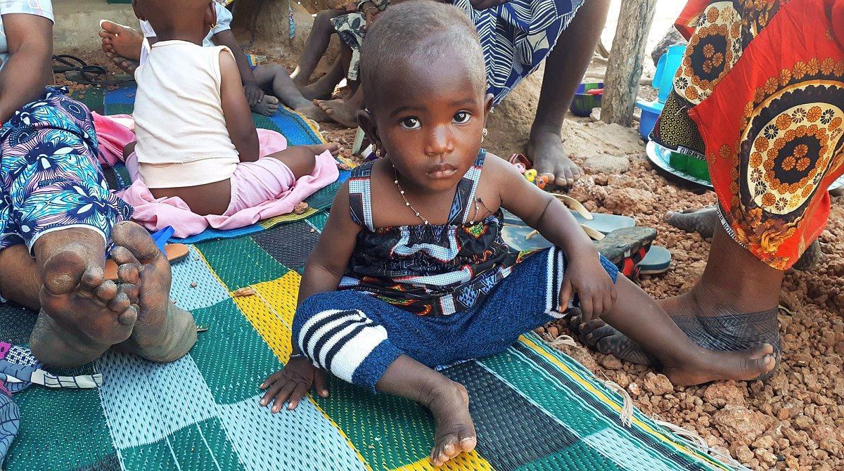 Mali: Ein kleines Mädchen blickt in die Kamera.