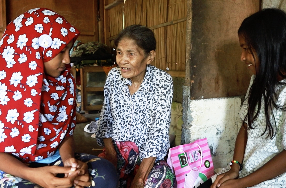 Philippinen: Eine Grossmutter mit ihren beiden Enkelinnen
