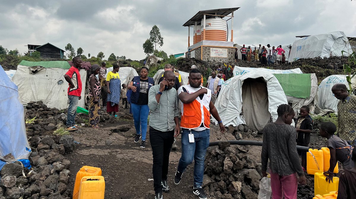 République démocratique du Congo : de nombreuses personnes au milieu de tentes de fortune.