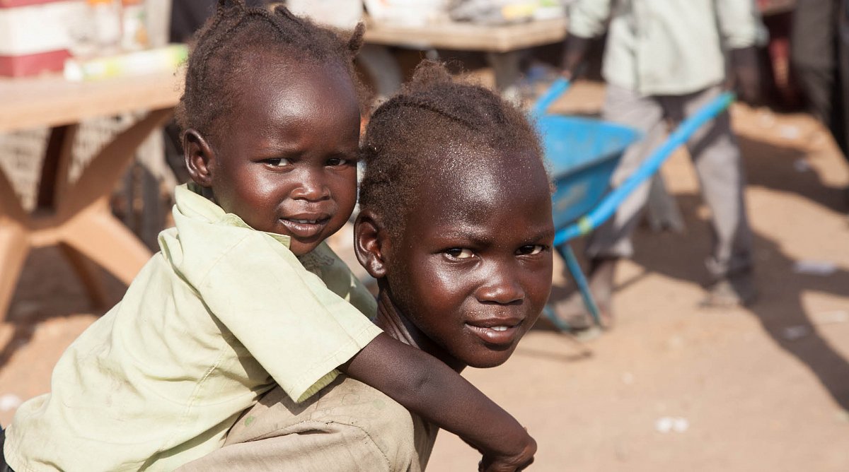Zwei Maedchen im Suedsudan