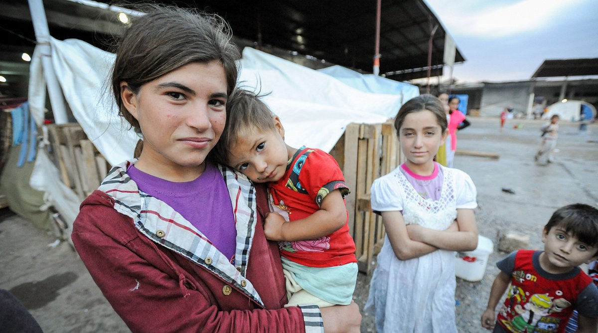 Amira und ihre Schwester vor ihre Notunterkunft im Irak