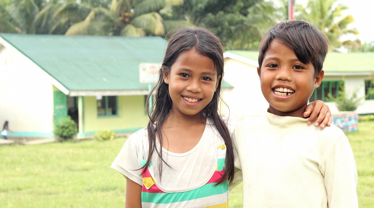 Paula und ihr Zwillingsbruder Paulo aus den Philippinen erhalten endlich eine Geburtsurkunde