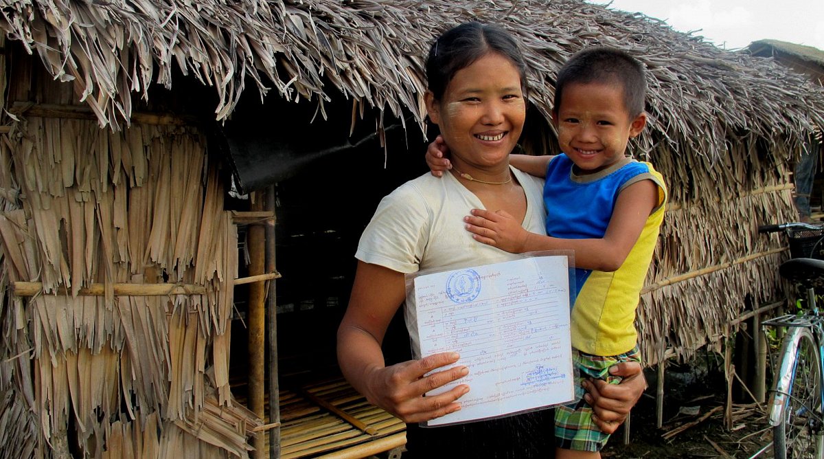 Daw aus Myanmar zeigt stolz die Geburtsurkunde ihres Sohnes Kyaw
