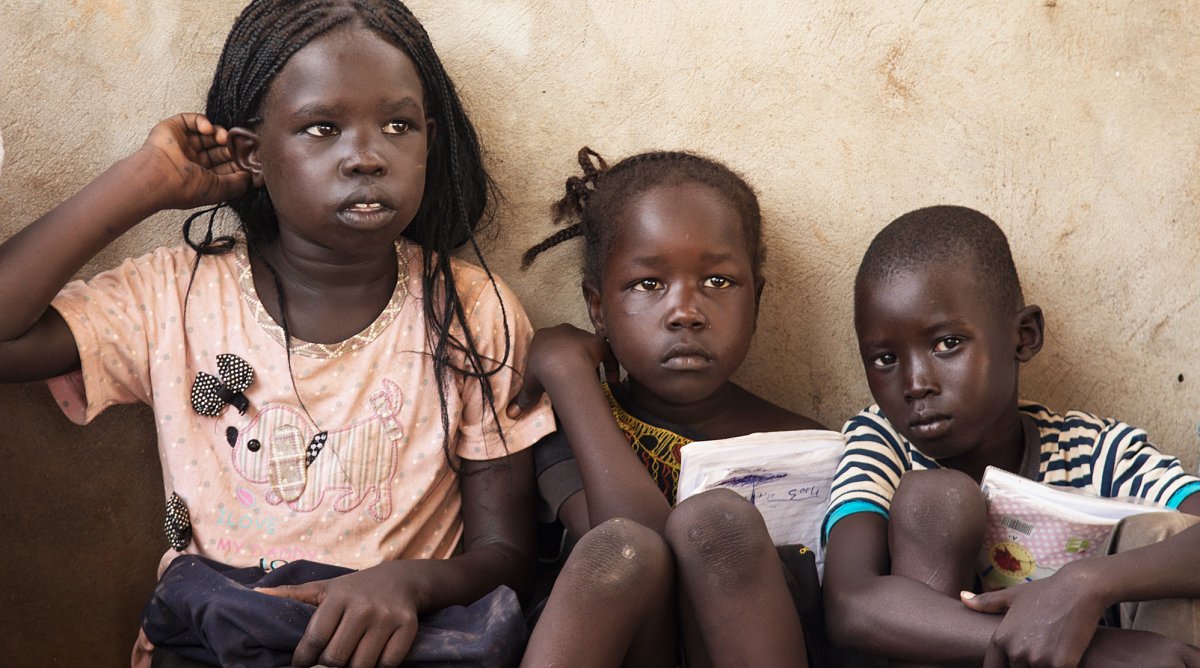 Drei Mädchen in einem Flüchtlingscamp im Südsudan
