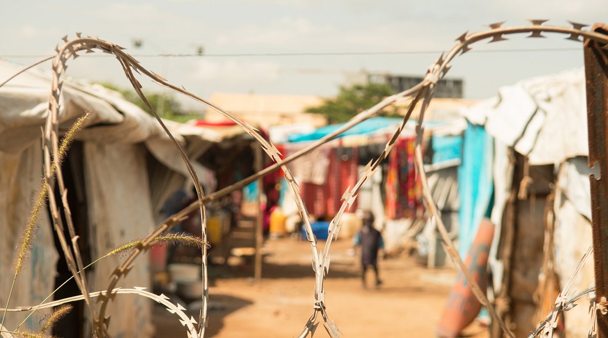 Stacheldraht vor einem Flüchtlingscamp im Südsudan