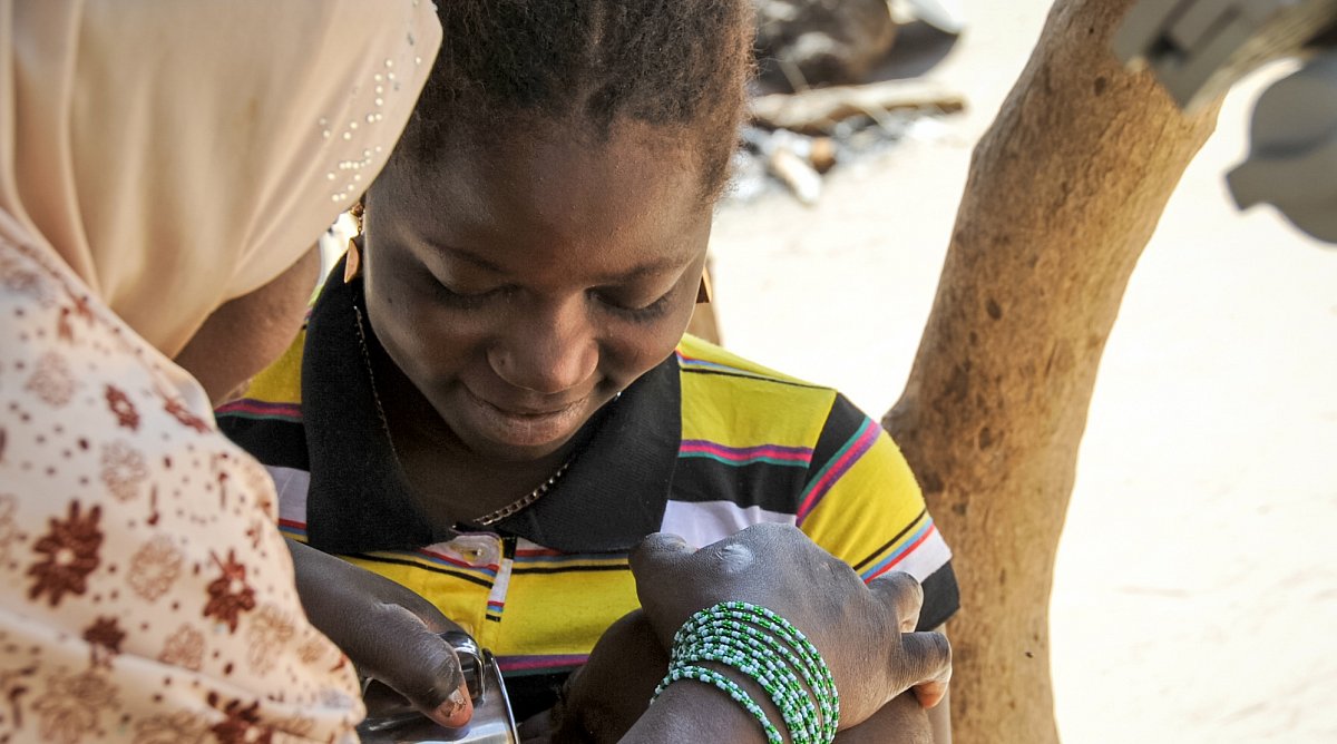 Biba versorgt Ayuba im Niger mit Medikamenten