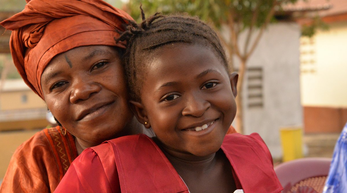 Mädchen wird in Ebola-Tagesstätte in Sierra Leone betreut