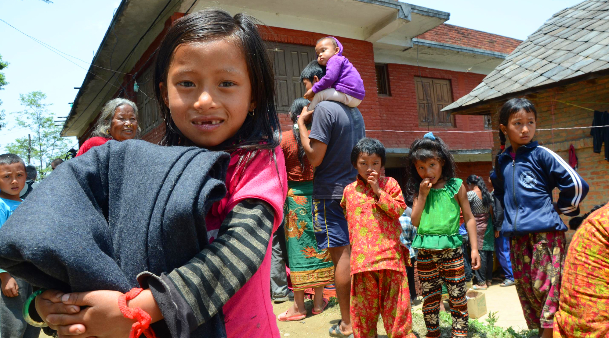 Hilfsgüter in Nepal - Mädchen erhält Decke