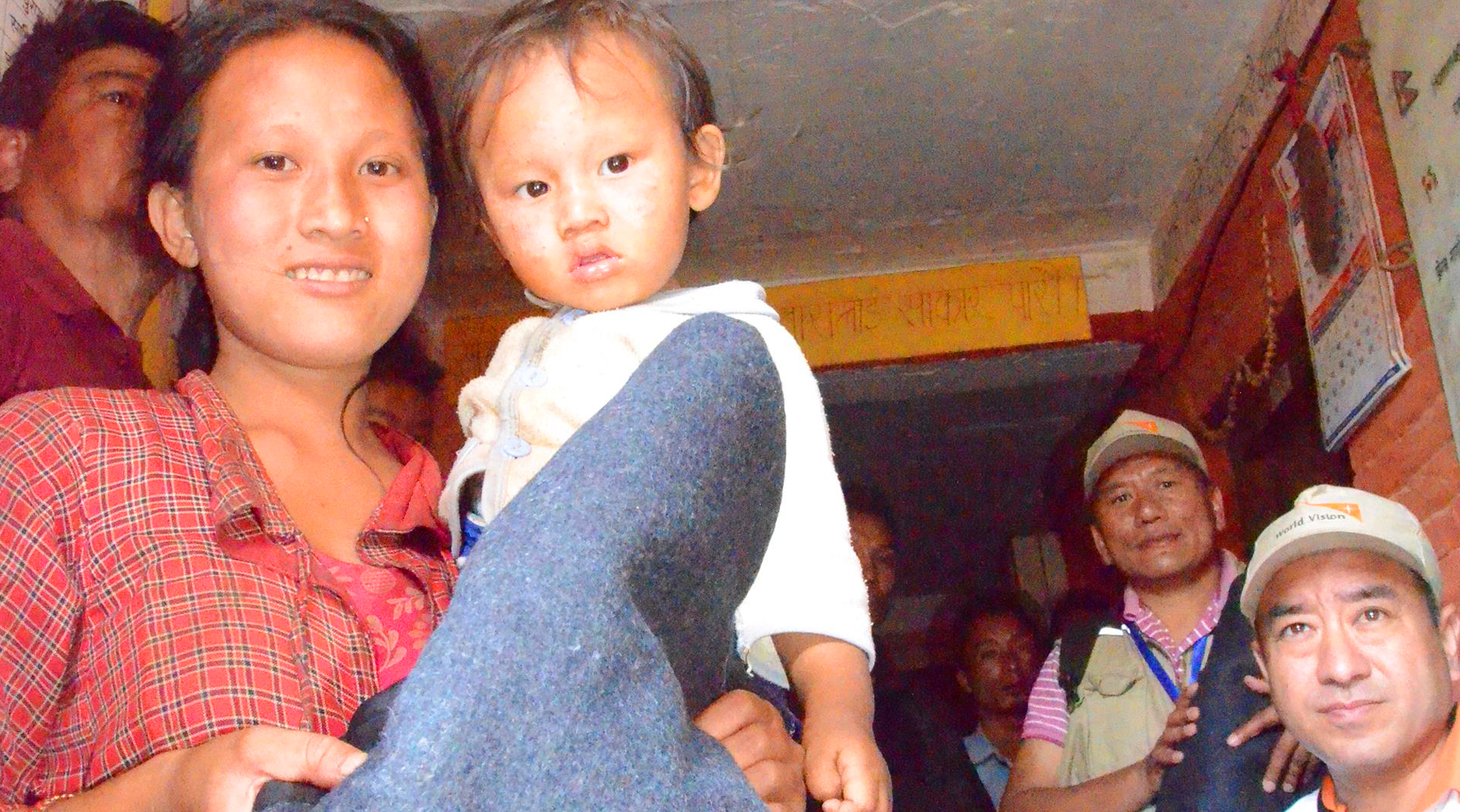 Hilfsgüter in Nepal - Familie erhält Decke
