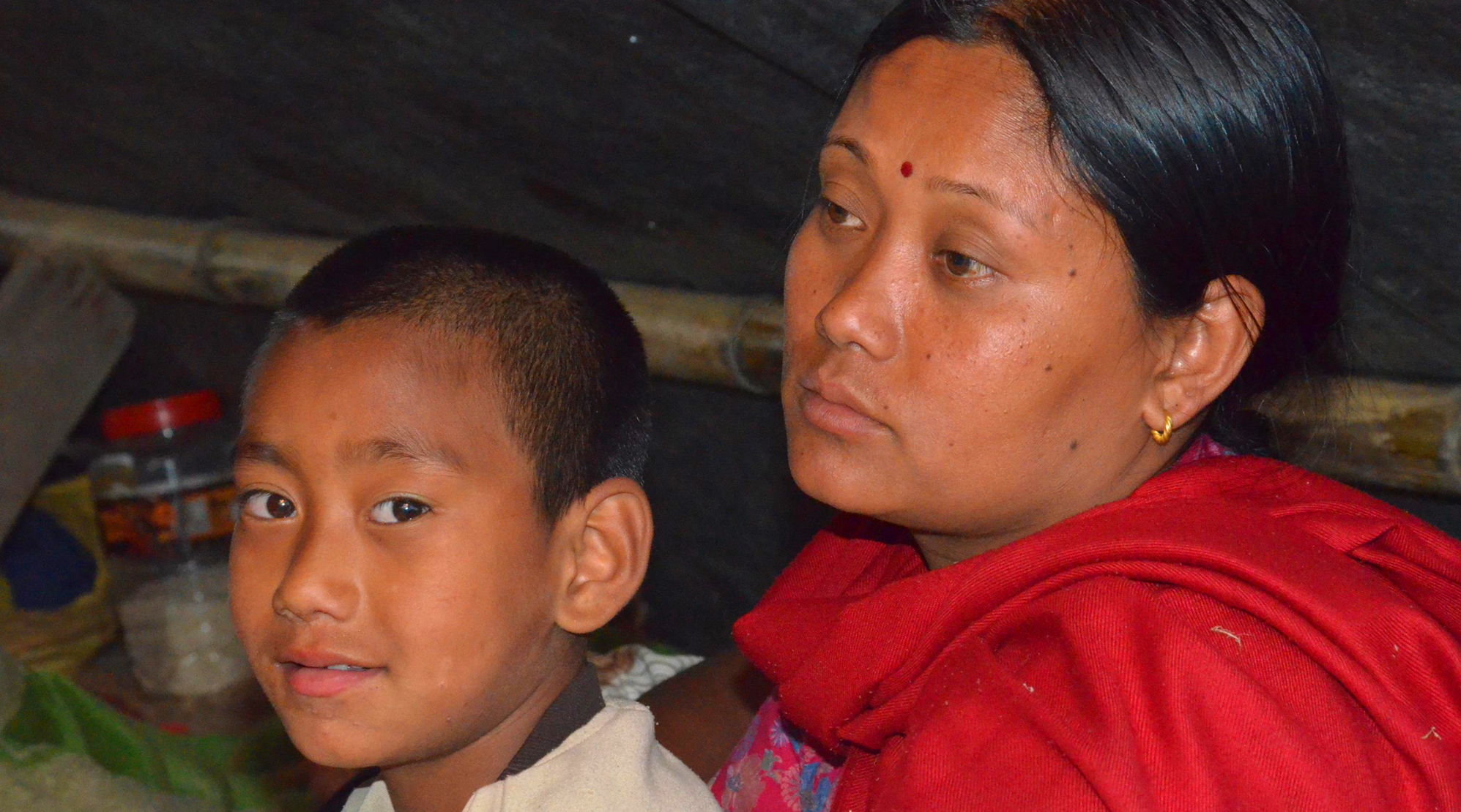 Sabi und ihr Sohn Sayan nach dem Erdbeben in Nepal