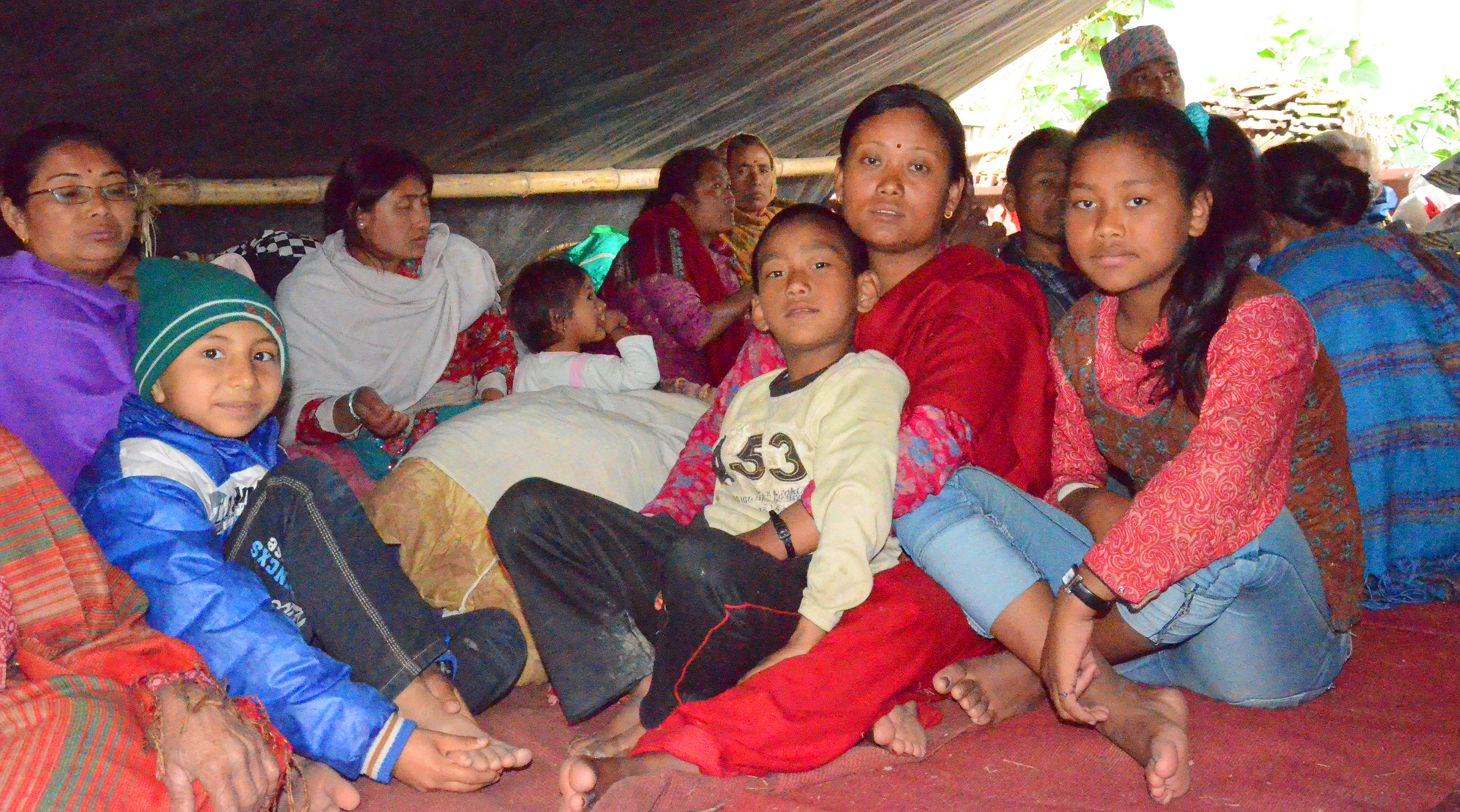 Sadhya und ihre Familie nach dem Erdbeben in Nepal