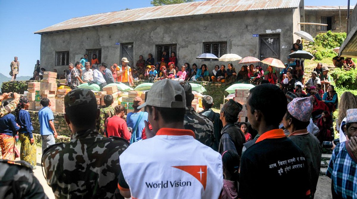 Verteilung von Hilfsgütern nach dem Erdbeben im Bergland in Nepal