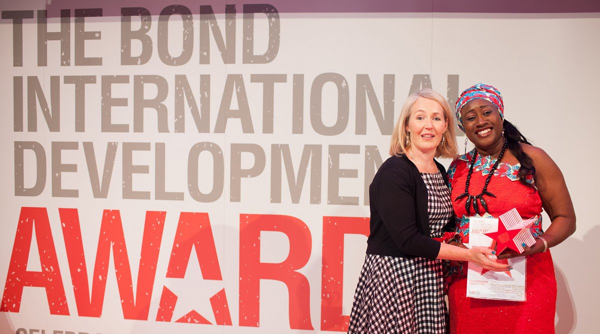 Grace Kargbo von World Vision Sierra Leone (r.) nimmt stellvertretend für das ganze Konsortium den «Bond International Humanitarian Award» entgegen.