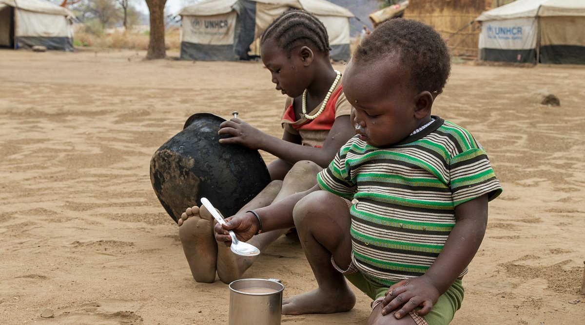 Kinder am Essen im Südsudan