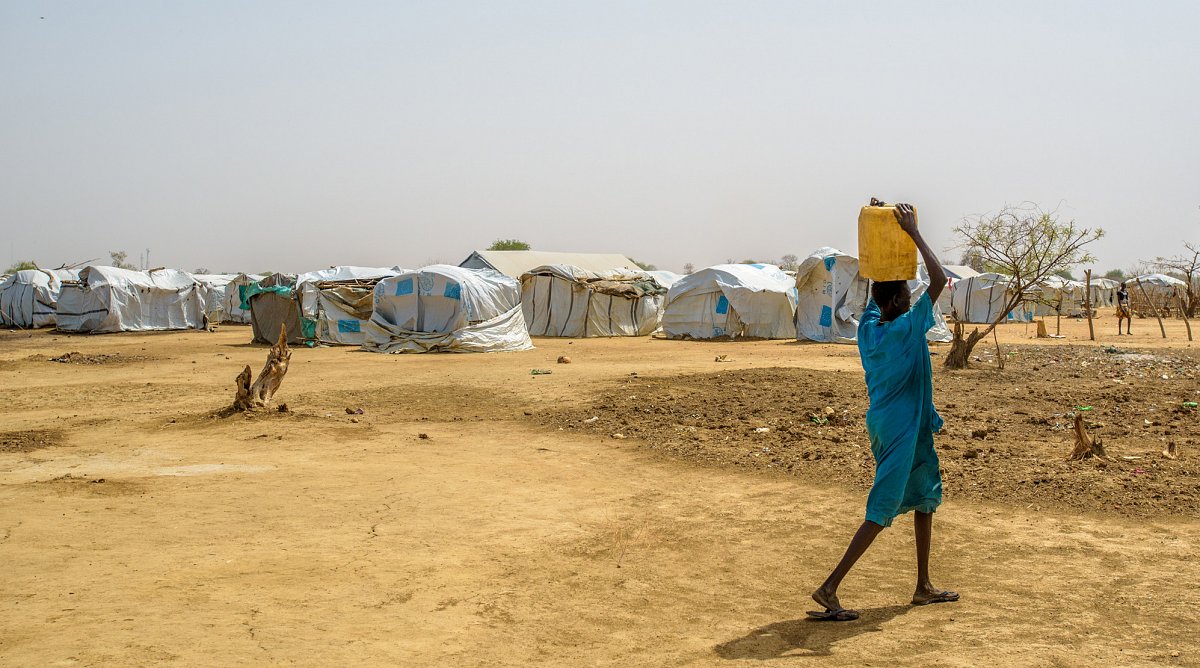 Mädchen trägt Wasser in einem Flüchtlingslager im Südsudan.