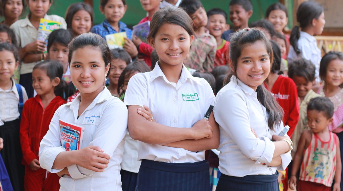 Schülerinnen aus Kambodscha sind in ihren Ferien Lehrerinnen.