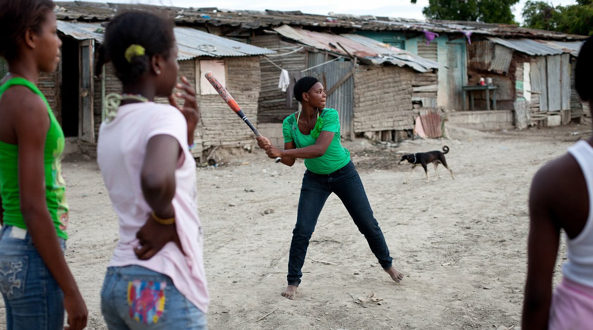 Maedchen spielen Baseball in der Dominikanischen Republik