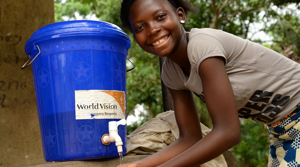 Regelmässiges Händewaschen ist eine der effektivsten Sicherheitsmassnahmen gegen Ebola. Haja aus Sierra Leone macht vor, wie es geht.
