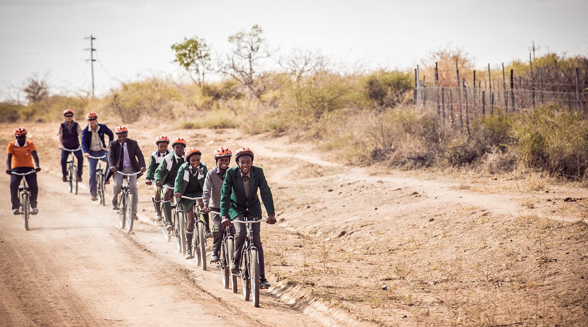 Kinder in Simbabweg mit kürzerem Schulweg