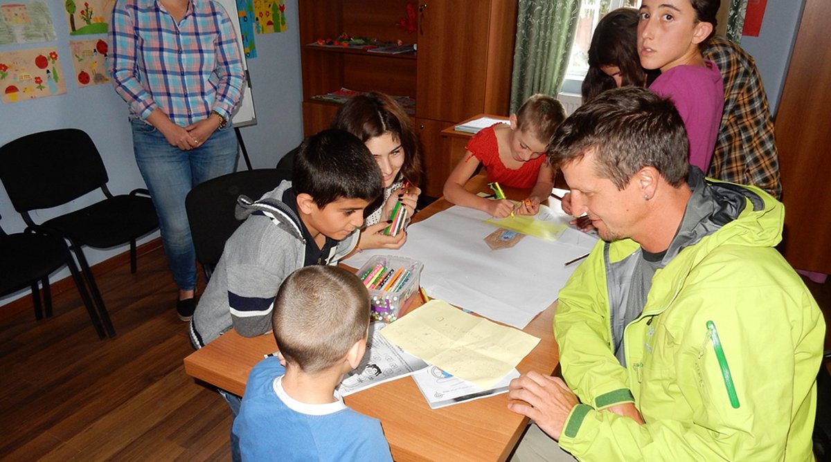 Simon Niggli und Christoph Obmascher besuchen eine World Vision-Kindertagesstätte in Georgien