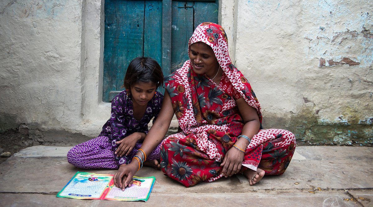 Poonam und ihre Mutter lesen gemeinsam zuhause in Indien