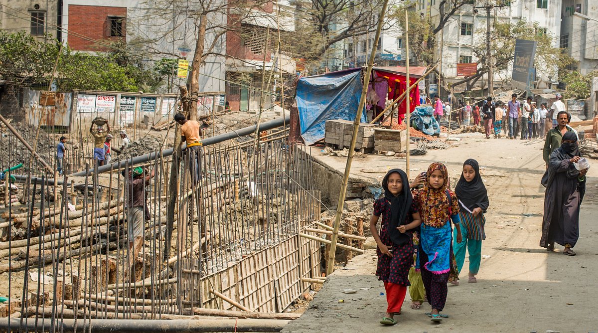Kinder und Baustelle in Dhaka, Bangladesch