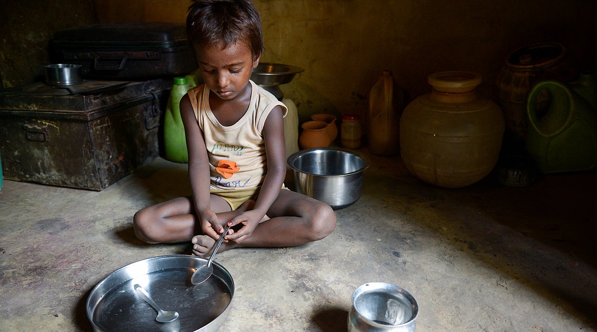 Hungerndes Kind in Asien.